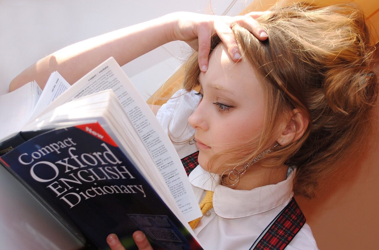 Kind mit selektivem Mutismus lernt aus dem oxford dictionary